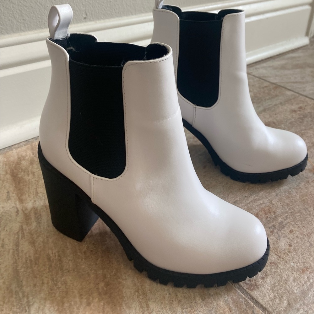 Soda white ankle boots with black 3 inch heel size 5.5 EUC - Picture 1 of 9